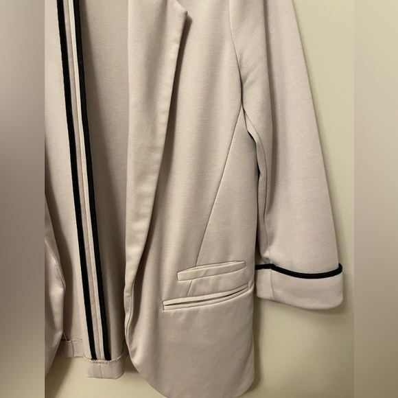 ✨Suzy Shier Nude Blazer🔥- Size L - Picture 3 of 5